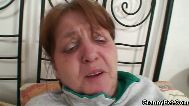 بانو بر روی یک زن سیاه پوست برخاست سکس تو خواب
